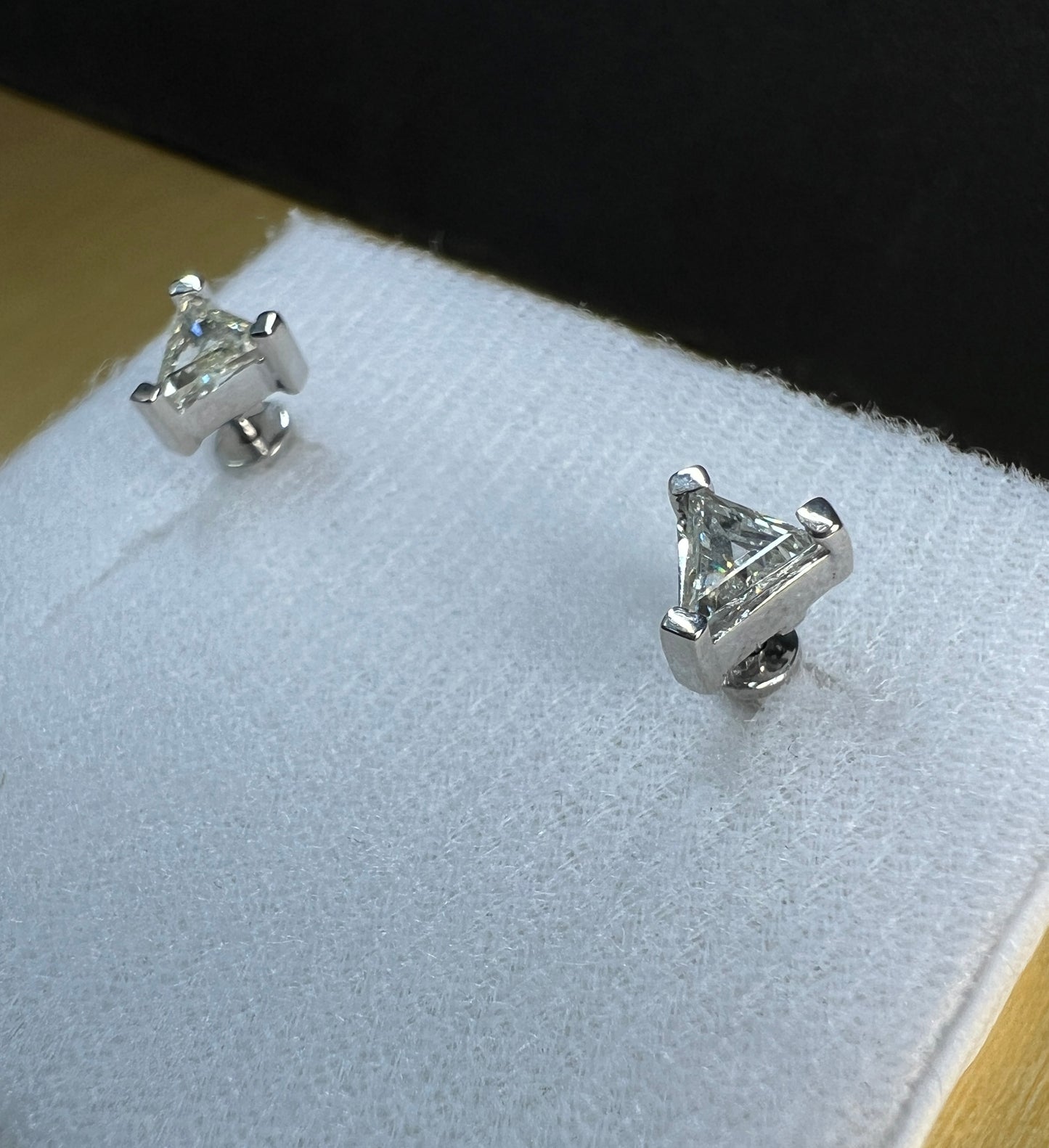 Aretes Broquel Oro Blanco con Diamantes Naturales Trillion 0.62ct