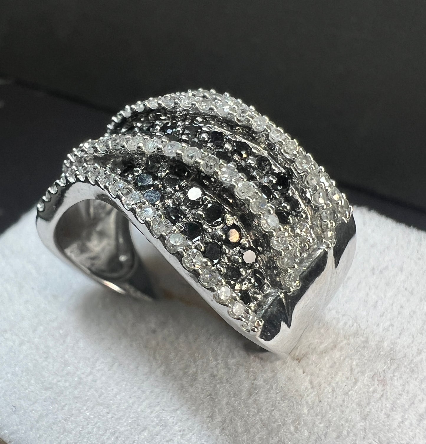 Anillo Oro Blanco con Diamantes Naturales Blancos y Negros 2.36ct