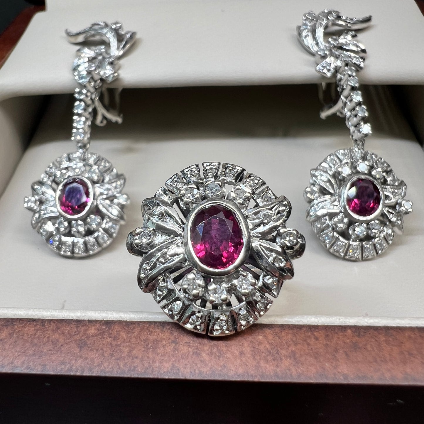 Juego de Anillo y Aretes de Plata Paladio con Rubies y Diamantes Naturales 1.68ct