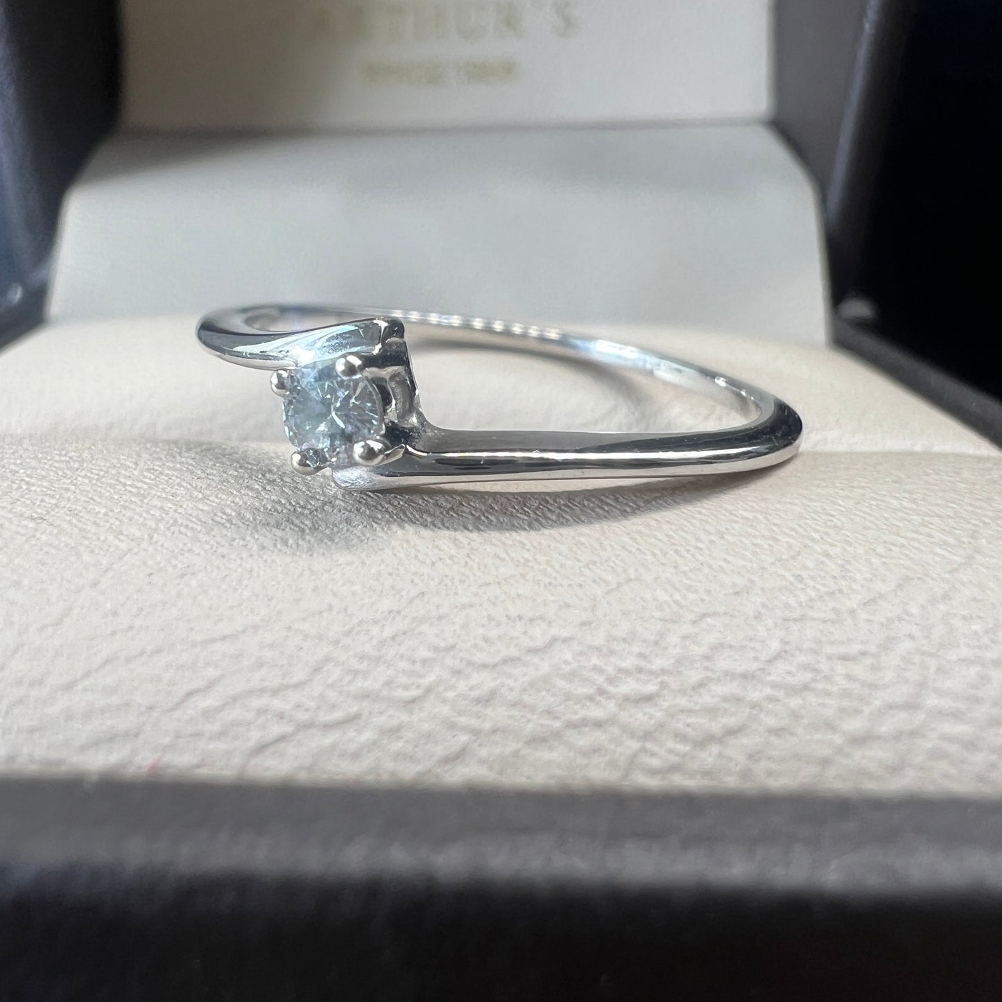 Anillo de Compromiso Oro Blanco 14k con Diamante Natural de 0.07ct