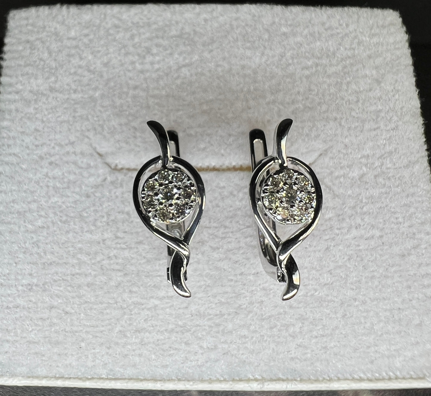 Aretes Oro Blanco con Diamantes Naturales 0.36ct