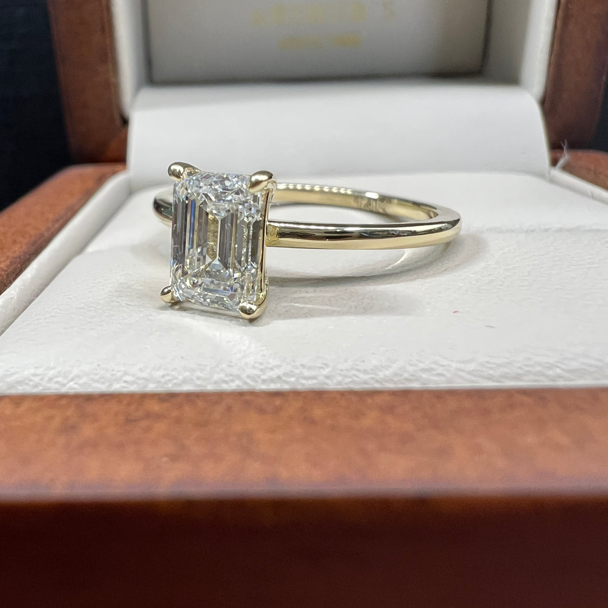 Anillo de Compromiso Oro Amarillo de 14k con Diamante de Laboratorio Esmeralda 1.00ct Certificado IGI