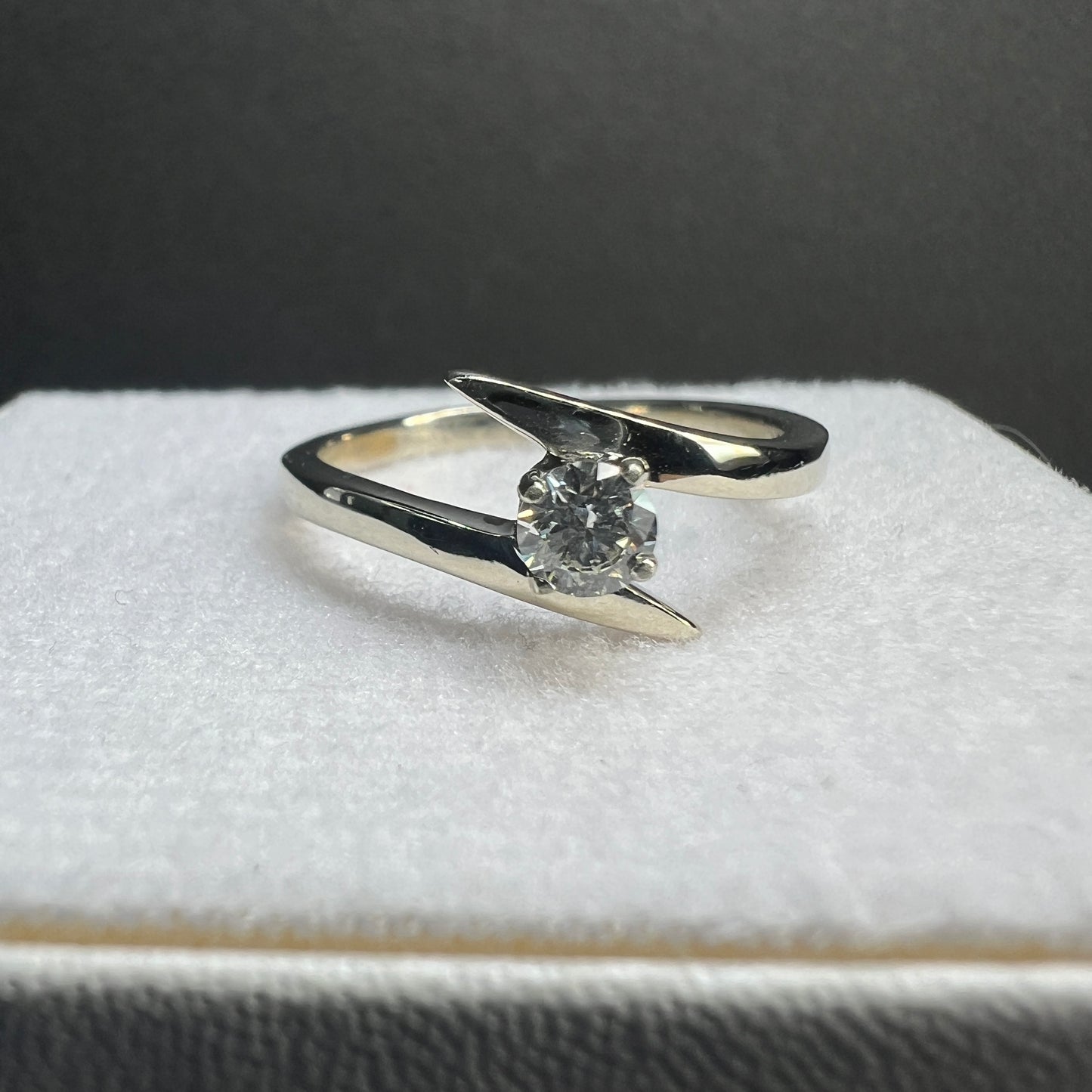 Anillo de Compromiso Oro Blanco con Diamante Natural 0.22ct