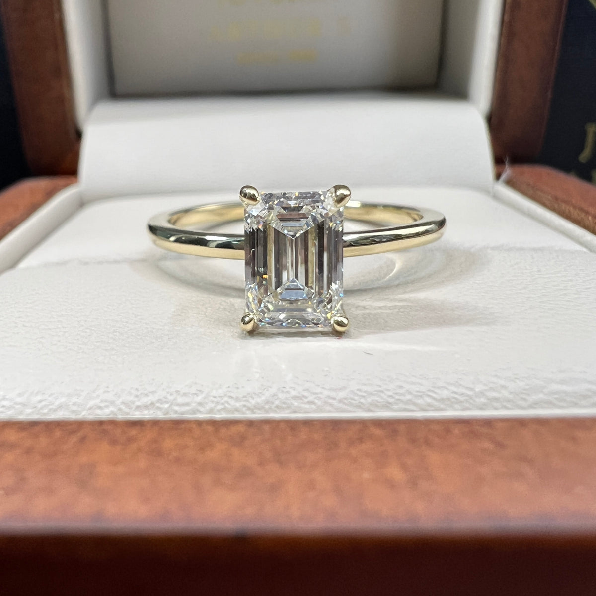 Anillo de Compromiso Oro Amarillo de 14k con Diamante de Laboratorio Esmeralda 1.00ct Certificado IGI