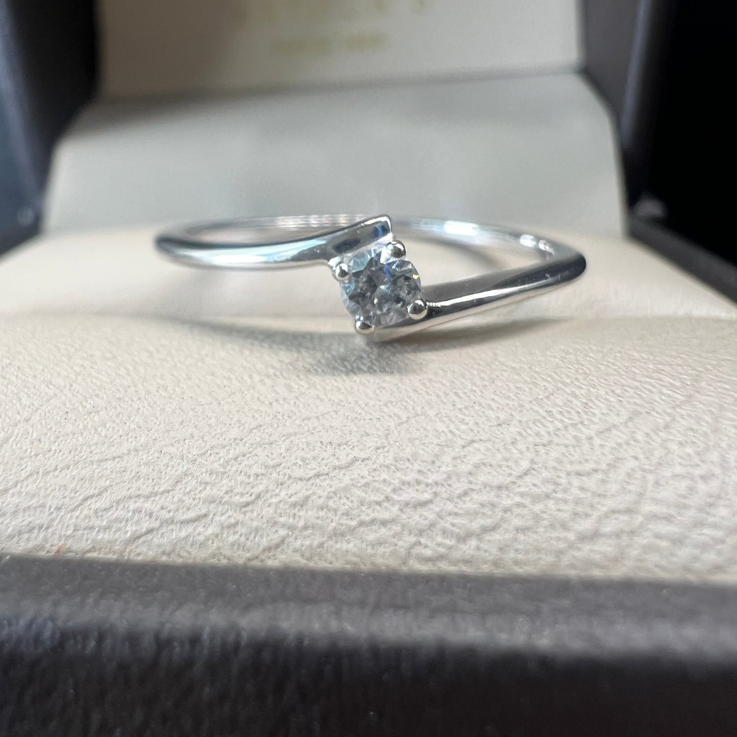 Anillo de Compromiso Oro Blanco 14k con Diamante Natural de 0.07ct