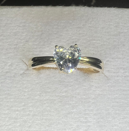 Anillo de Compromiso Oro con Zirconia Corazón