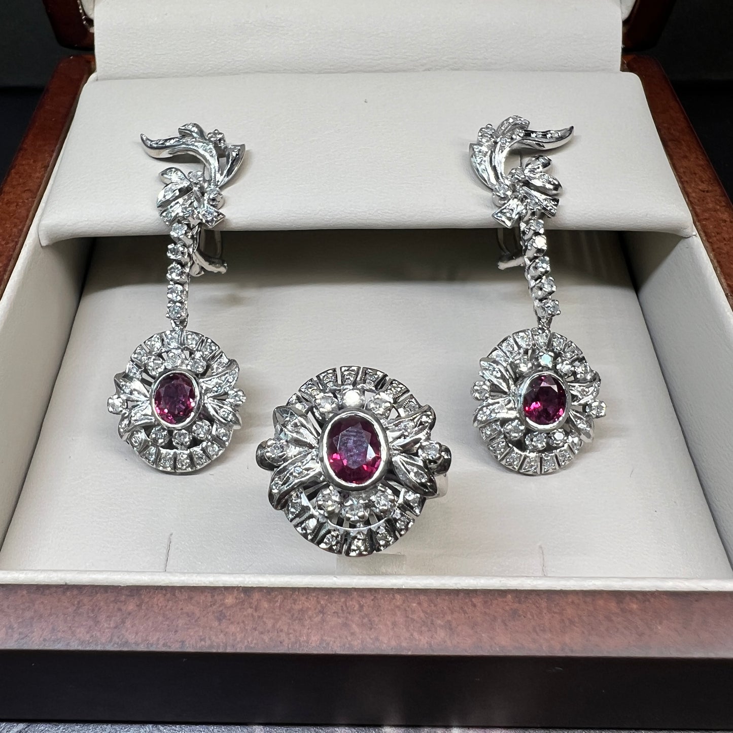 Juego de Anillo y Aretes de Plata Paladio con Rubies y Diamantes Naturales 1.68ct