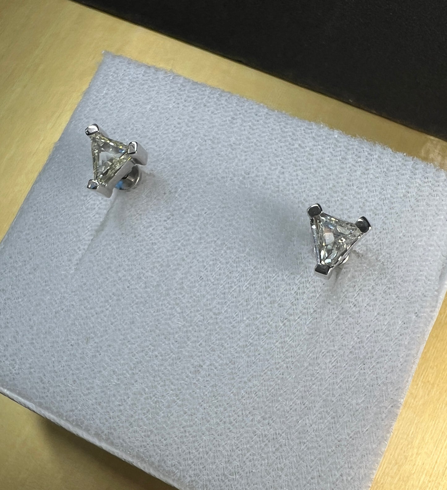 Aretes Broquel Oro Blanco con Diamantes Naturales Trillion 0.62ct