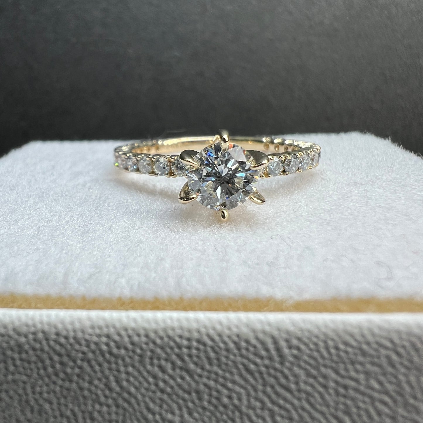 Anillo de Compromiso Pavé Oro Amarillo con Diamantes Naturales 1.22ct