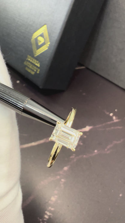 Anillo de Compromiso Oro Amarillo de 14k con Diamante de Laboratorio Esmeralda 1.00ct Certificado IGI